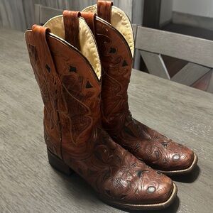 Corral boots size 9.5 super cute!